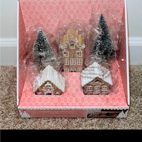 LED Christmas GINGERBREAD VILLAGE by Cupcakes & Cashmere NEW SET viral TikTok - Picture 2 of 3